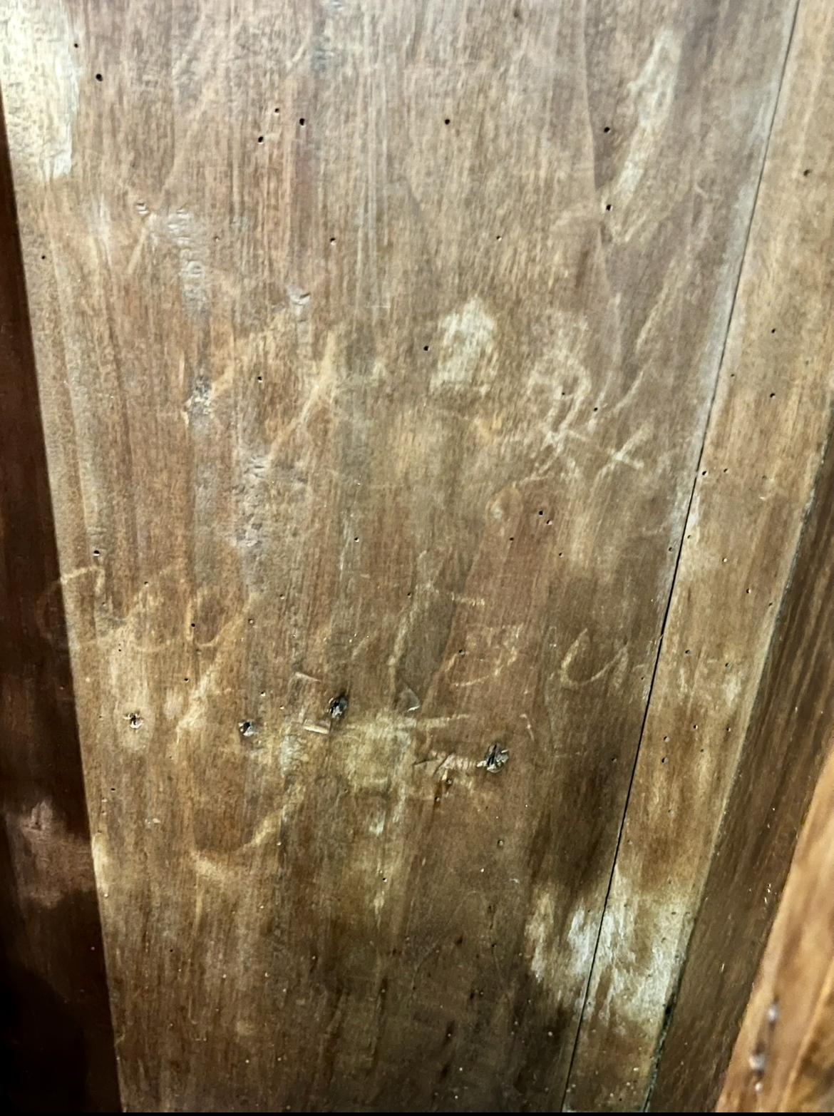 Chalk inscriptions on the inner side of the panel under ordinary light