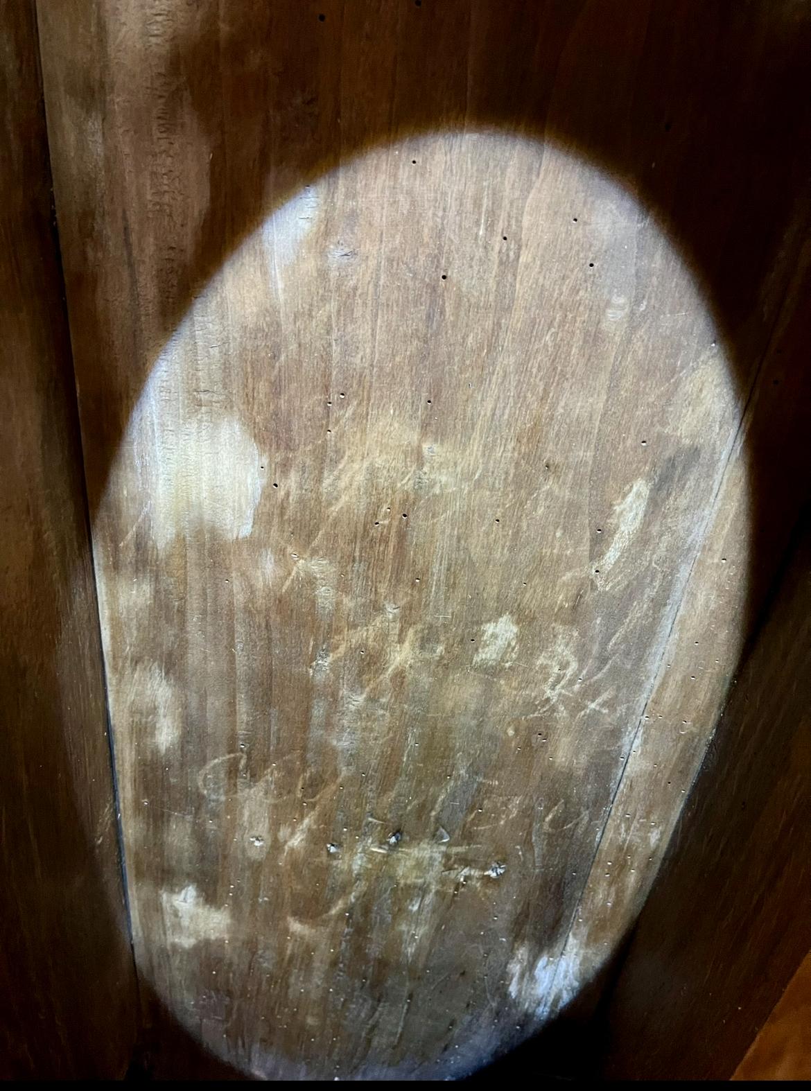 The chalk inscriptions under a restoration flashlight's beam