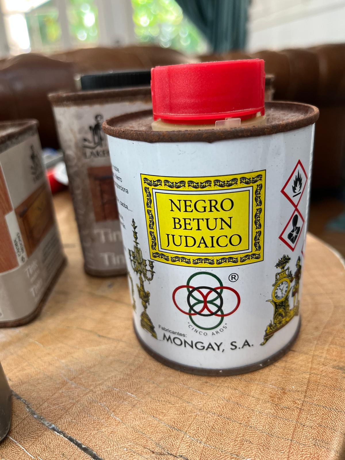 A tin of Negro Betun Judaico bitumen from Mongay