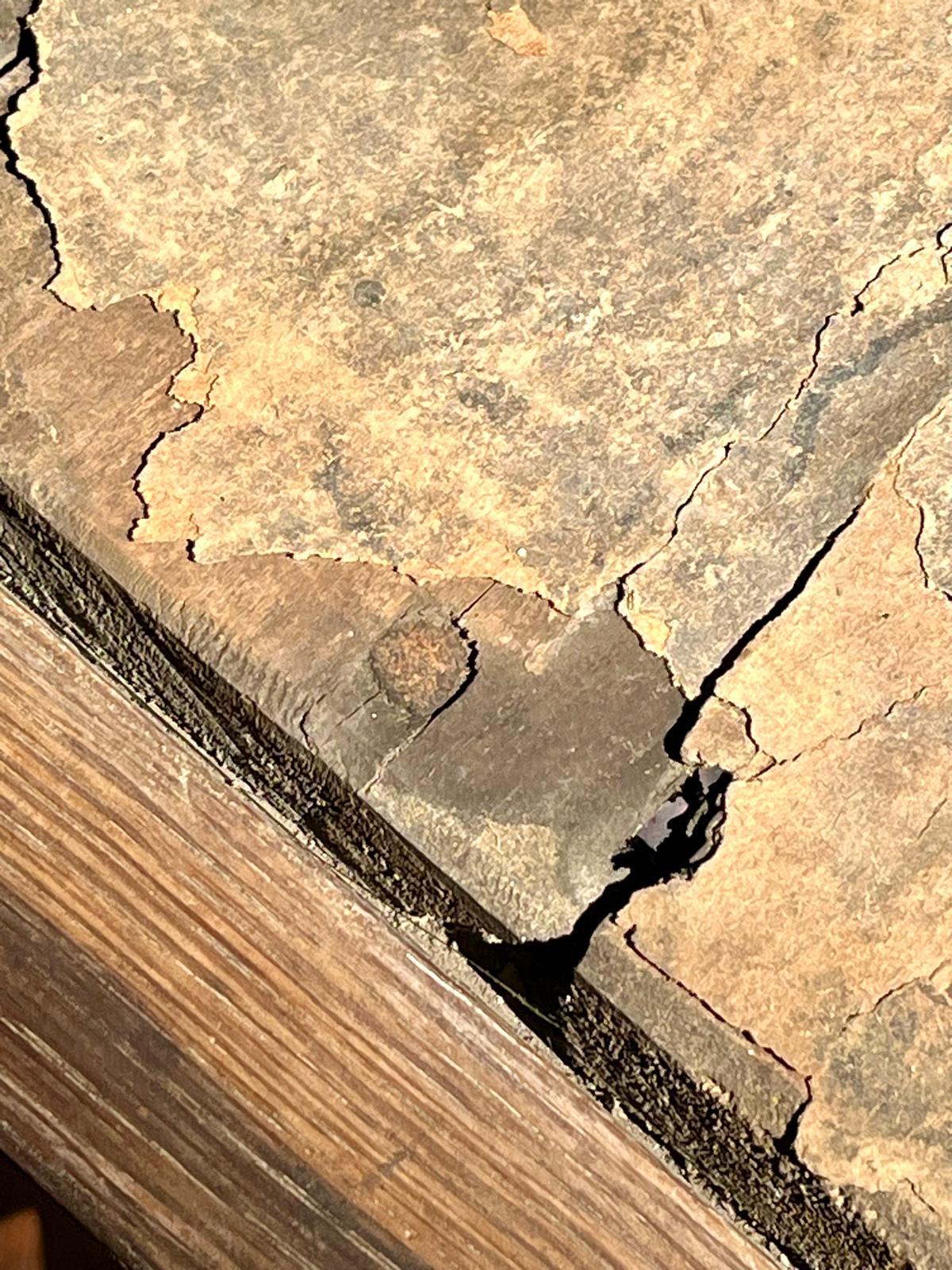 A macro shot of a through-gap between the shrunken frame boards