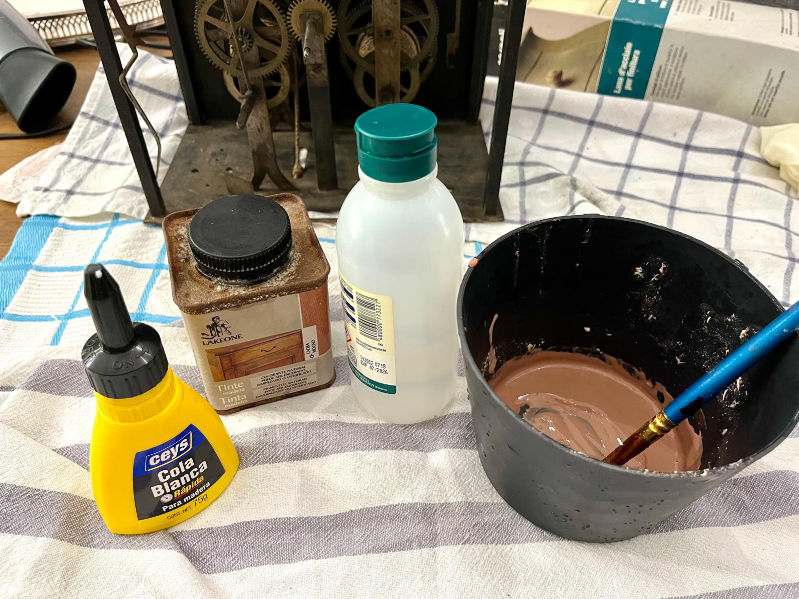 All three ingredients together — Ceys Cola Blanca glue, Lakeone stain, and alcohol — next to the finished mix