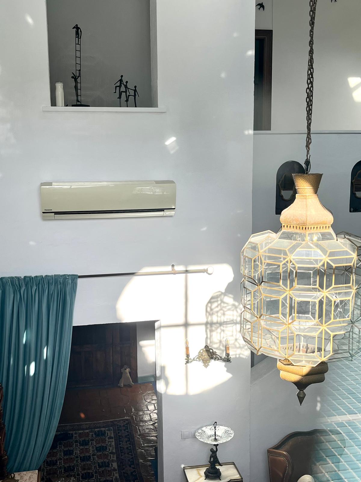 Wide shot: the second-light window and the underwater living room