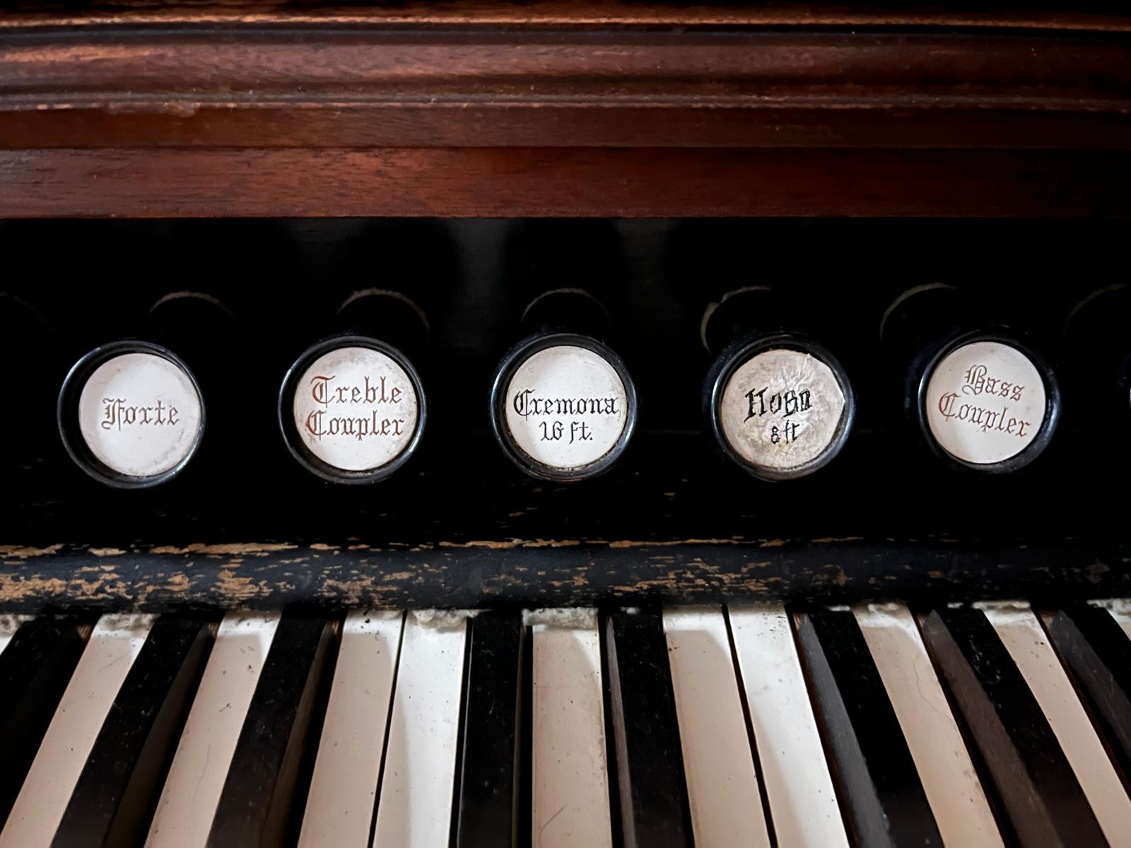 Porcelain stop knobs: Forte, Treble Coupler, Cremona, Hobo, Bass Coupler