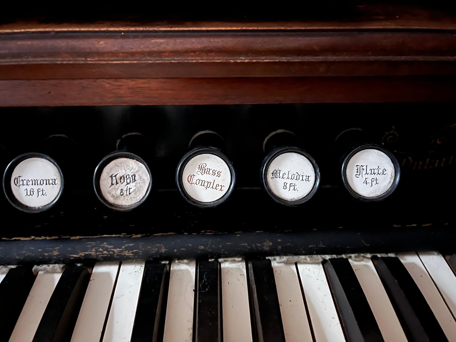Porcelain stop knobs: Cremona, Hobo, Bass Coupler, Melodia, Flute